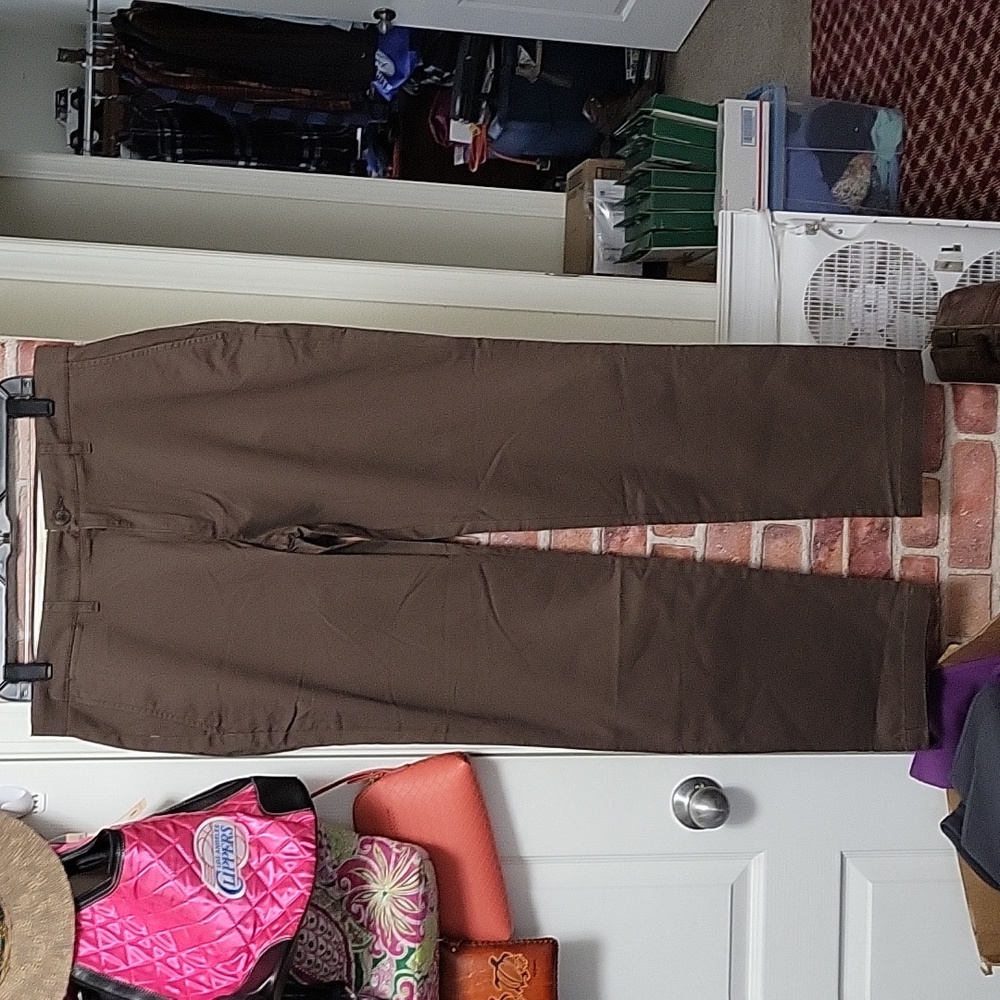 Men's 33x32 brown pants. NWT